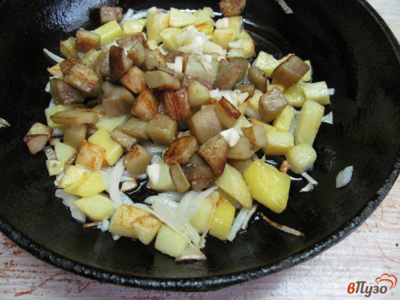 Фото приготовление рецепта: Жареный картофель с намеком на грибы шаг №6