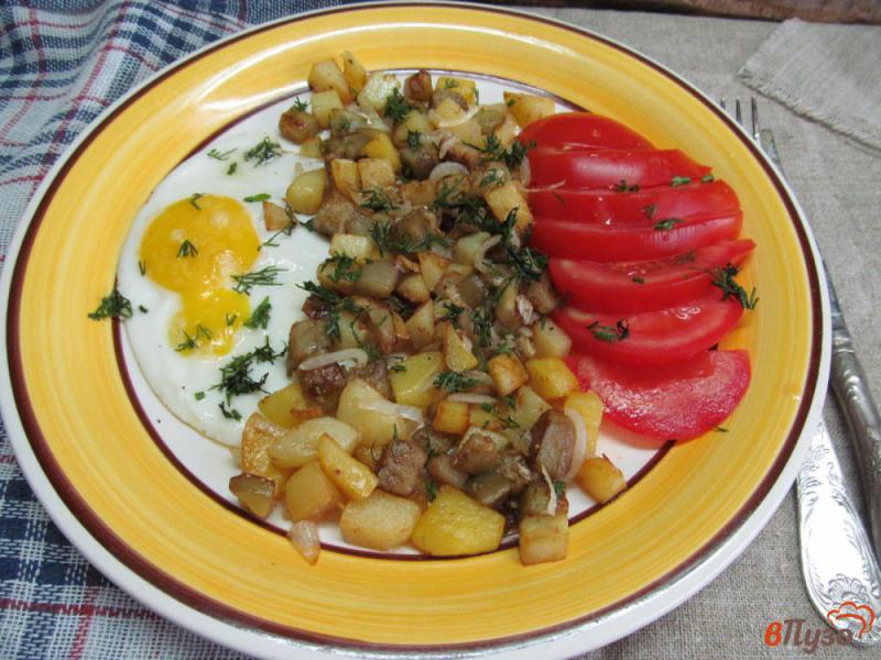Фото приготовление рецепта: Жареный картофель с намеком на грибы шаг №7