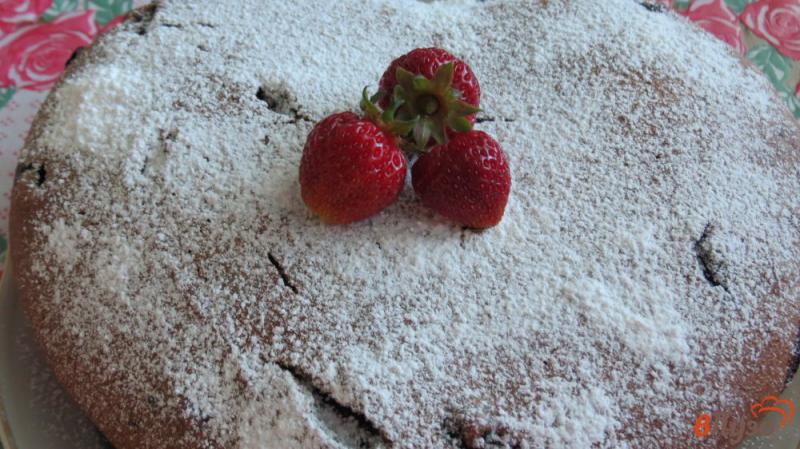 Фото приготовление рецепта: Шоколадный манник с ягодами шаг №7