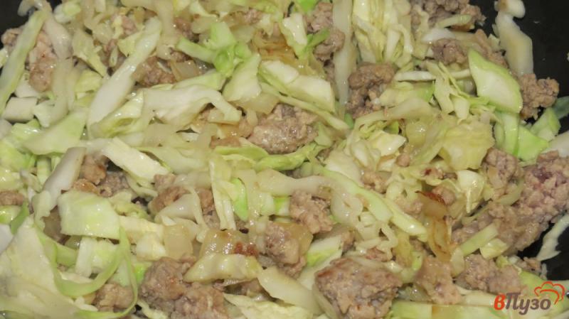 Фото приготовление рецепта: Тушеная капуста с картошкой и кабачком шаг №2