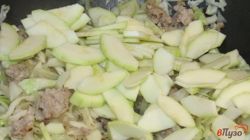 Фото приготовление рецепта: Тушеная капуста с картошкой и кабачком шаг №3