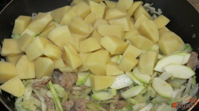 Фото приготовление рецепта: Тушеная капуста с картошкой и кабачком шаг №4