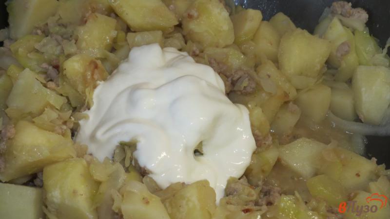 Фото приготовление рецепта: Тушеная капуста с картошкой и кабачком шаг №5