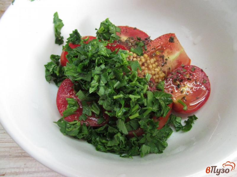 Фото приготовление рецепта: Томатный салат с жареным сыром шаг №2