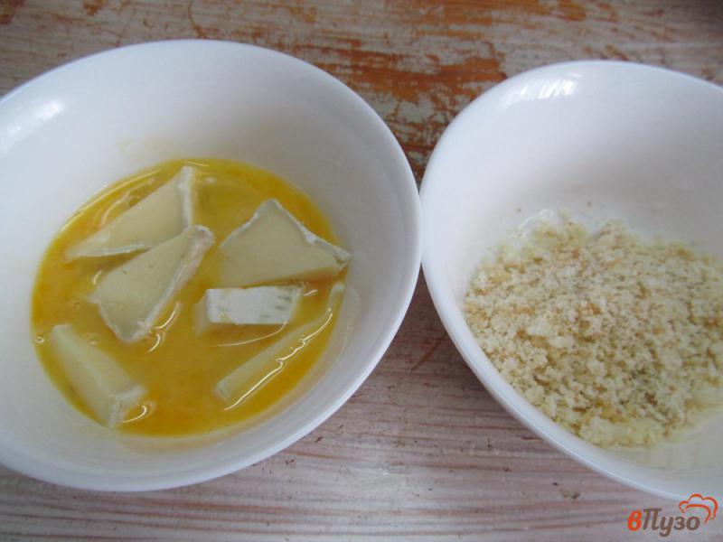 Фото приготовление рецепта: Томатный салат с жареным сыром шаг №4