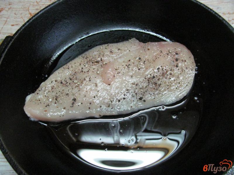 Фото приготовление рецепта: Куриная грудка под крем-салатом шаг №1