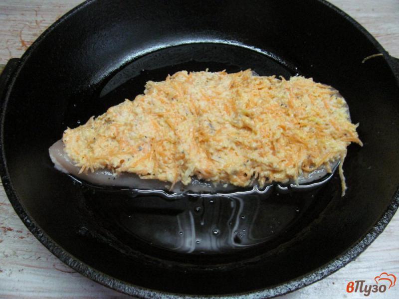 Фото приготовление рецепта: Куриная грудка под крем-салатом шаг №4