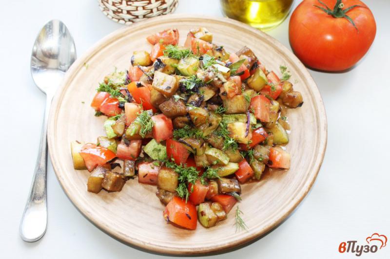 Фото приготовление рецепта: Теплый салат из кабачка, баклажанов и томатов шаг №8