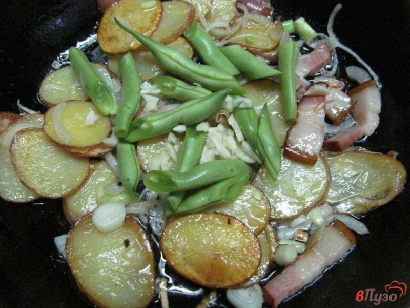 Фото приготовление рецепта: Деревенский завтрак из молодого картофеля с фасолью и грудинкой шаг №5