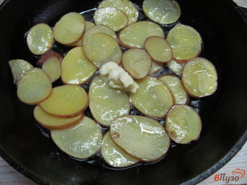 Фото приготовление рецепта: Деревенский завтрак из молодого картофеля с фасолью и грудинкой шаг №2