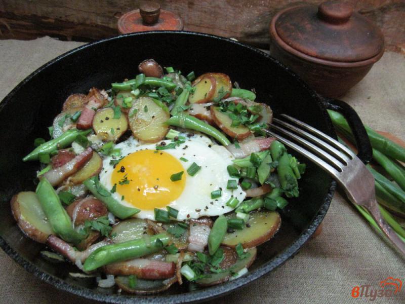 Фото приготовление рецепта: Деревенский завтрак из молодого картофеля с фасолью и грудинкой шаг №6