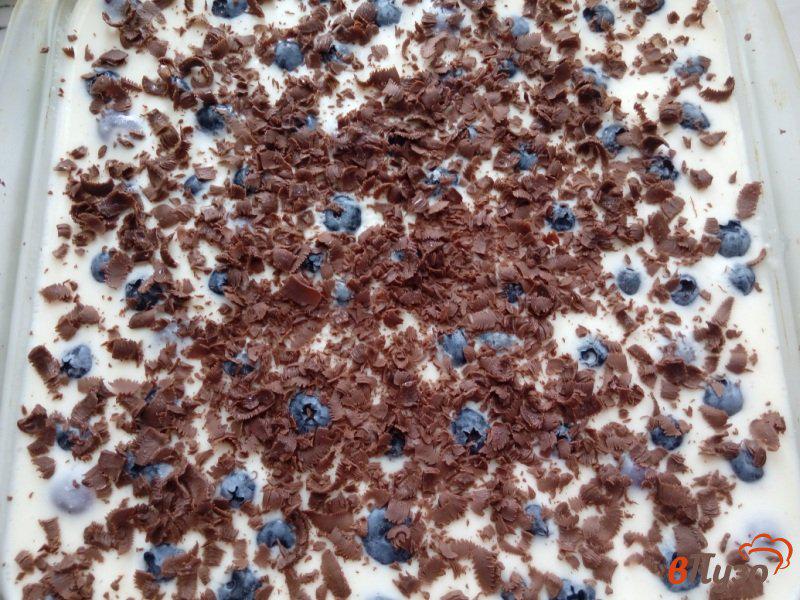 Фото приготовление рецепта: Десерт желейный с голубикой и вишнями шаг №7