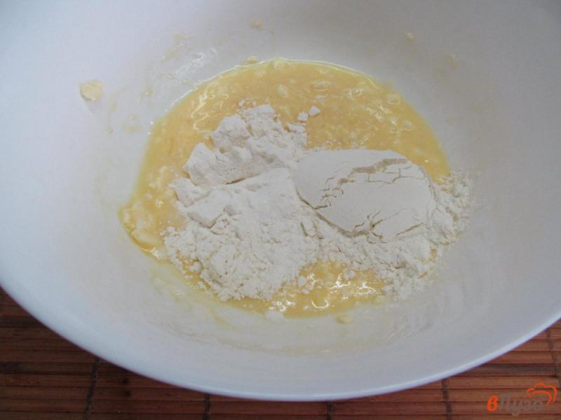 Фото приготовление рецепта: Кекс с кукурузой и охотничьими колбасками шаг №2