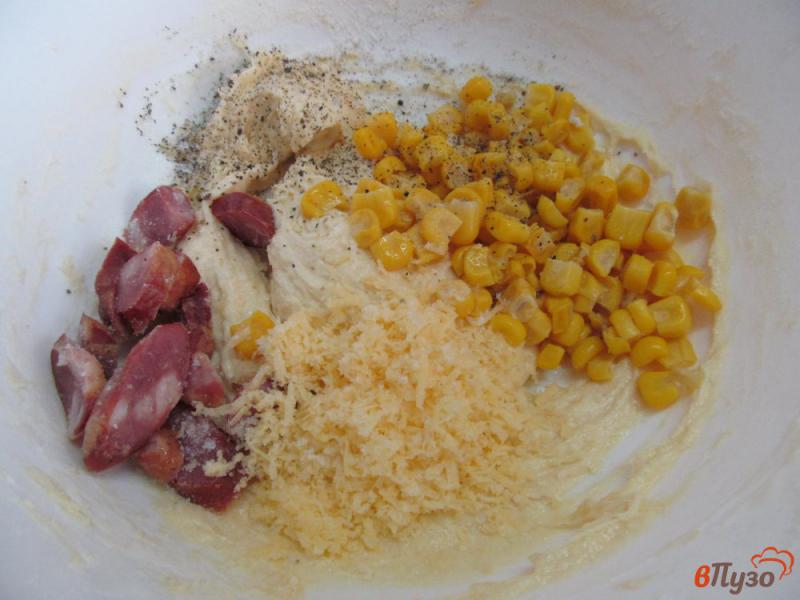 Фото приготовление рецепта: Кекс с кукурузой и охотничьими колбасками шаг №3