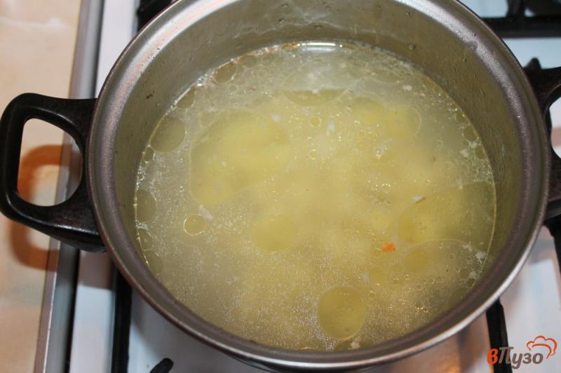 Фото приготовление рецепта: Суп с кабачком и свининой шаг №3