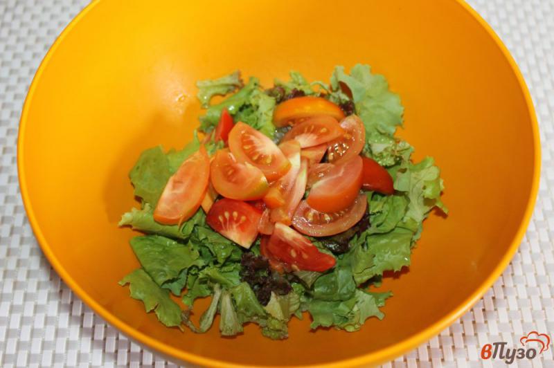 Фото приготовление рецепта: Салат с помидорами и сухариками шаг №3