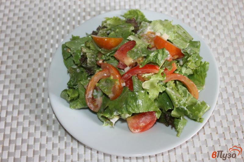 Фото приготовление рецепта: Салат с помидорами и сухариками шаг №5