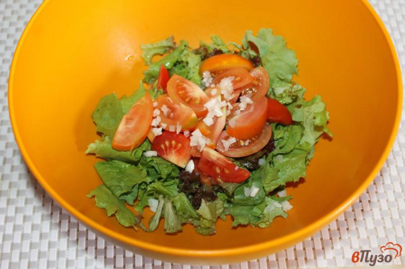 Фото приготовление рецепта: Салат с помидорами и сухариками шаг №4