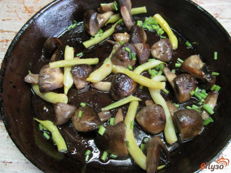 Фото приготовление рецепта: Яйца с грибами и стручковой фасолью шаг №2
