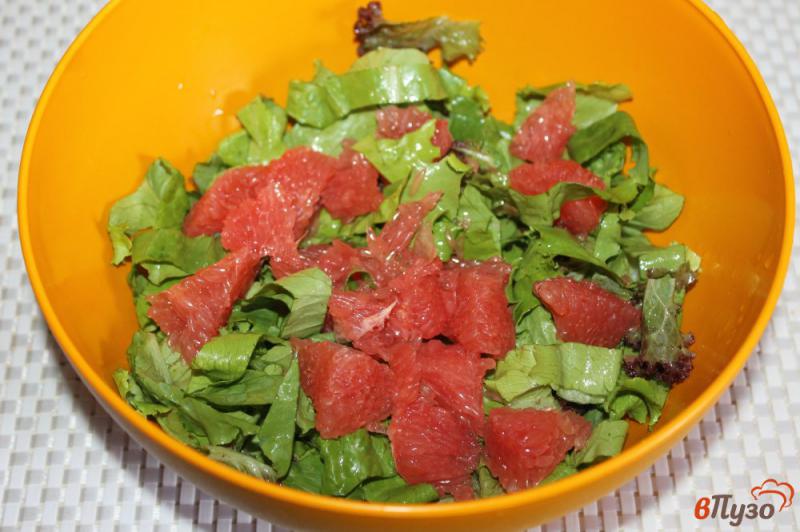 Фото приготовление рецепта: Салат с мясом и грейпфрутом шаг №4