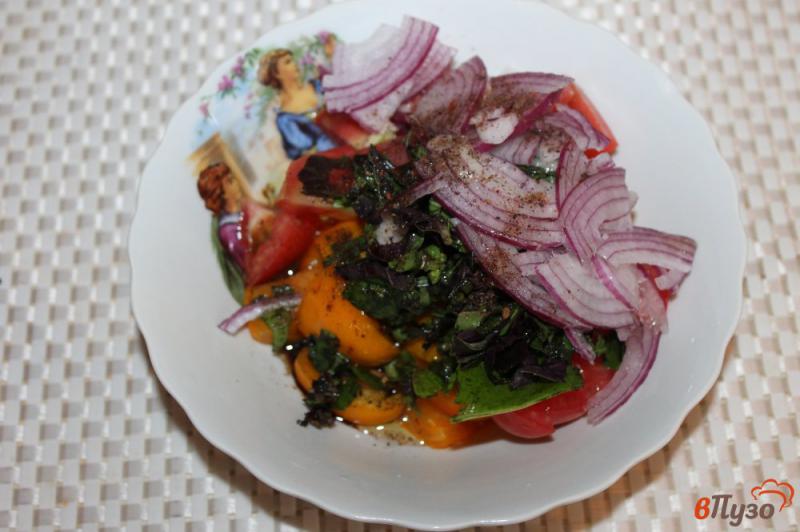Фото приготовление рецепта: Томатный салат шаг №4