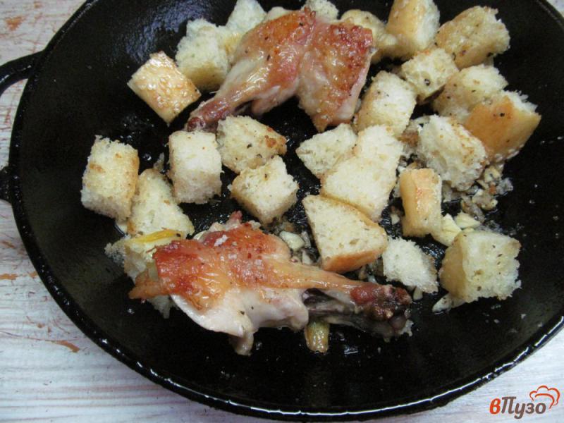Фото приготовление рецепта: Салат панцанелла с курицей шаг №4
