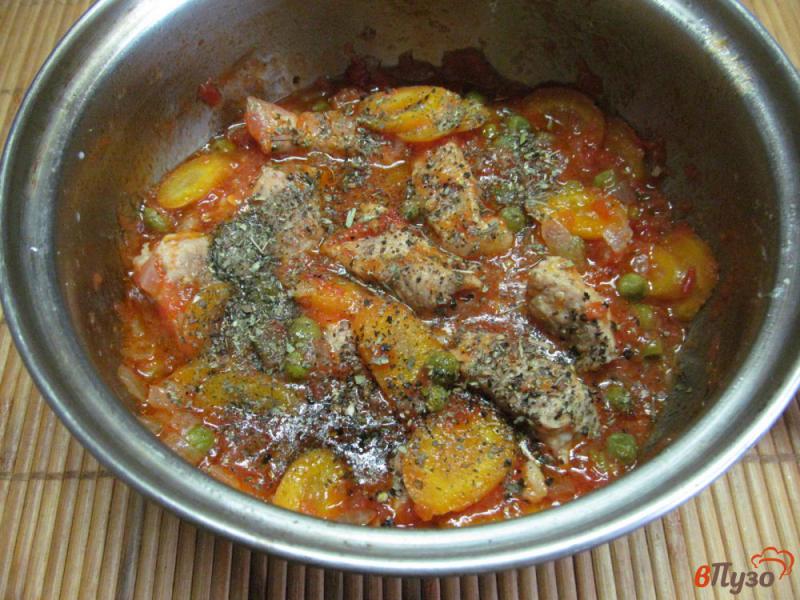 Фото приготовление рецепта: Свинина тушеная в томате с горошком и морковью шаг №6