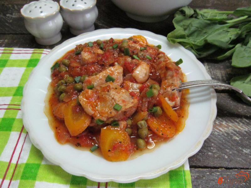 Фото приготовление рецепта: Свинина тушеная в томате с горошком и морковью шаг №7