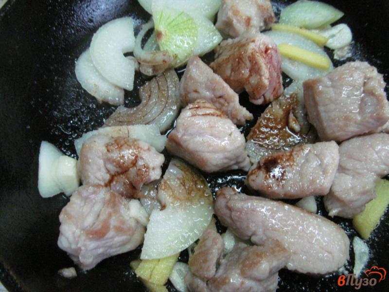 Фото приготовление рецепта: Свинина тушеная с красной смородиной шаг №7
