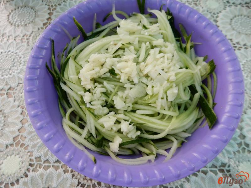 Фото приготовление рецепта: Пикантный салат из огурцов шаг №3