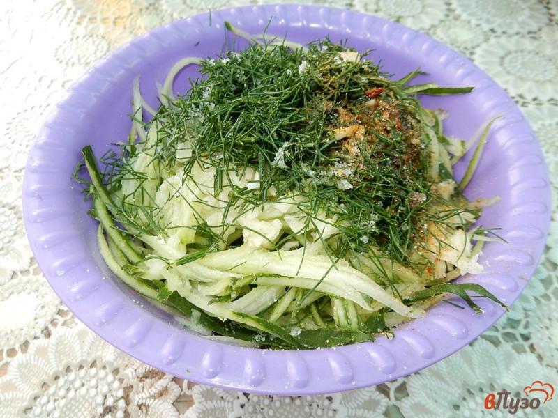 Фото приготовление рецепта: Пикантный салат из огурцов шаг №7