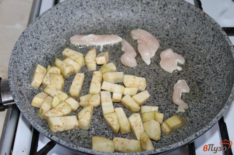 Фото приготовление рецепта: Салат с баклажаном и куриным филе шаг №3