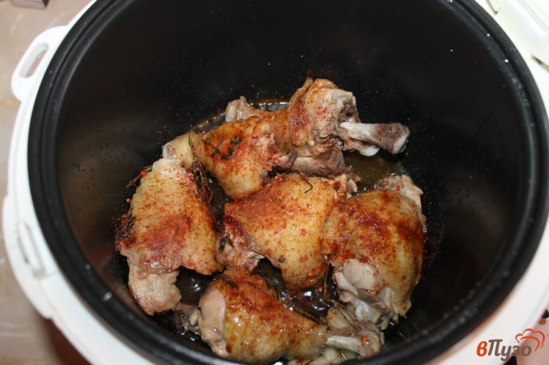 Фото приготовление рецепта: Куриное мясо жареное в мультиварке с чесноком шаг №4