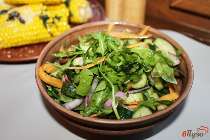 Фото приготовление рецепта: Огуречный салат с рукколой и морковью шаг №5