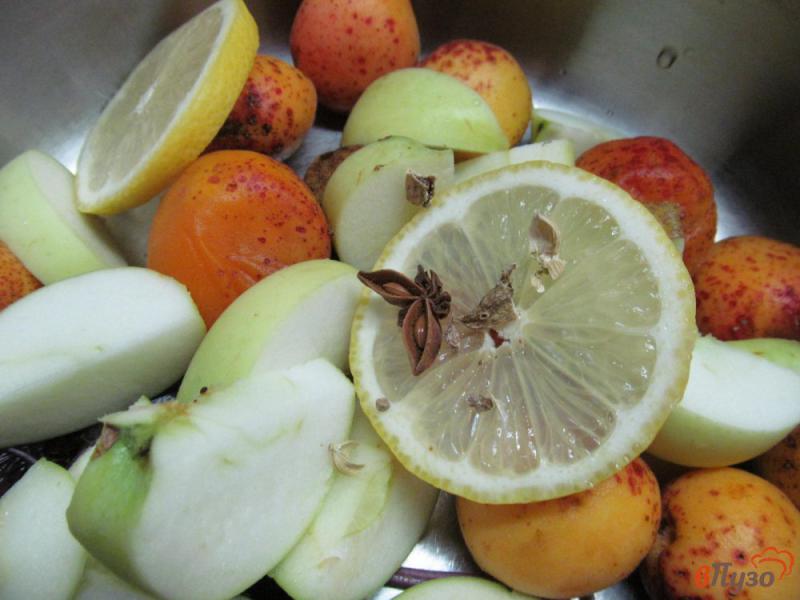 Фото приготовление рецепта: Абрикосовый компот с базиликом и яблоком шаг №3