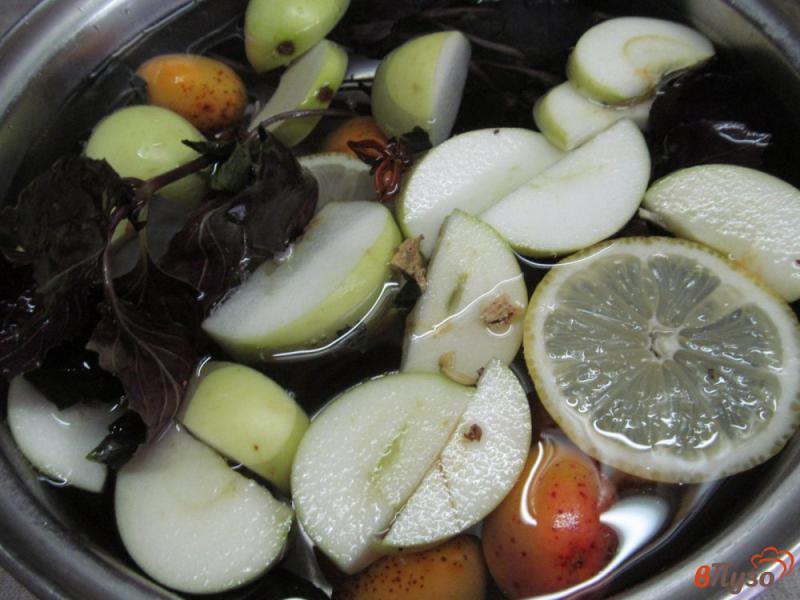 Фото приготовление рецепта: Абрикосовый компот с базиликом и яблоком шаг №4
