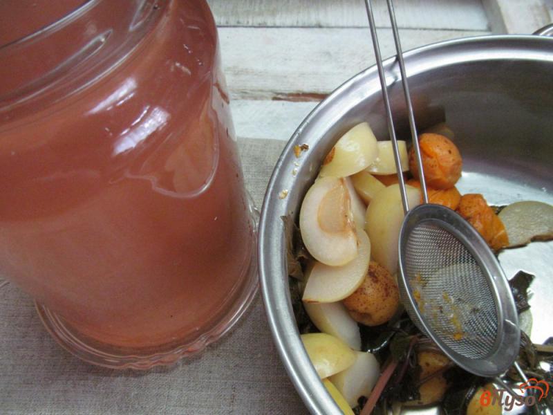 Фото приготовление рецепта: Абрикосовый компот с базиликом и яблоком шаг №5