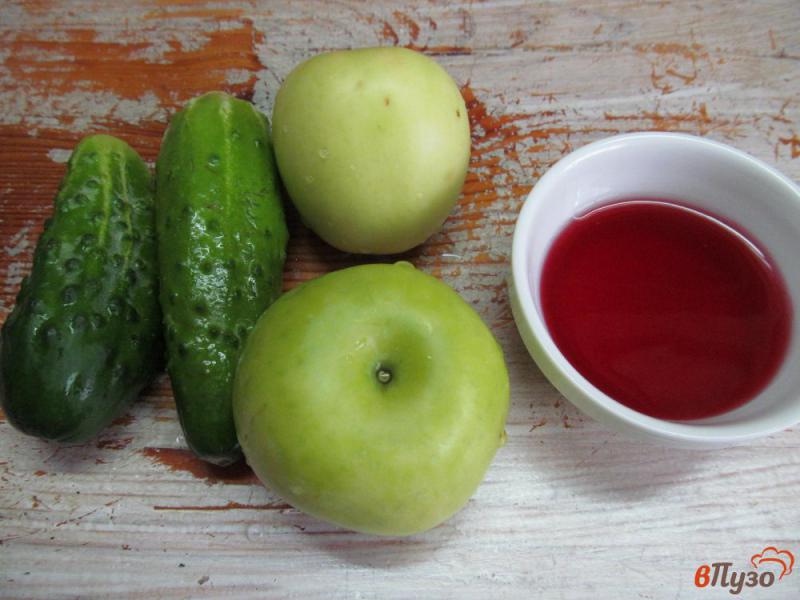 Фото приготовление рецепта: Сок из огурца и яблока с сиропом шаг №1