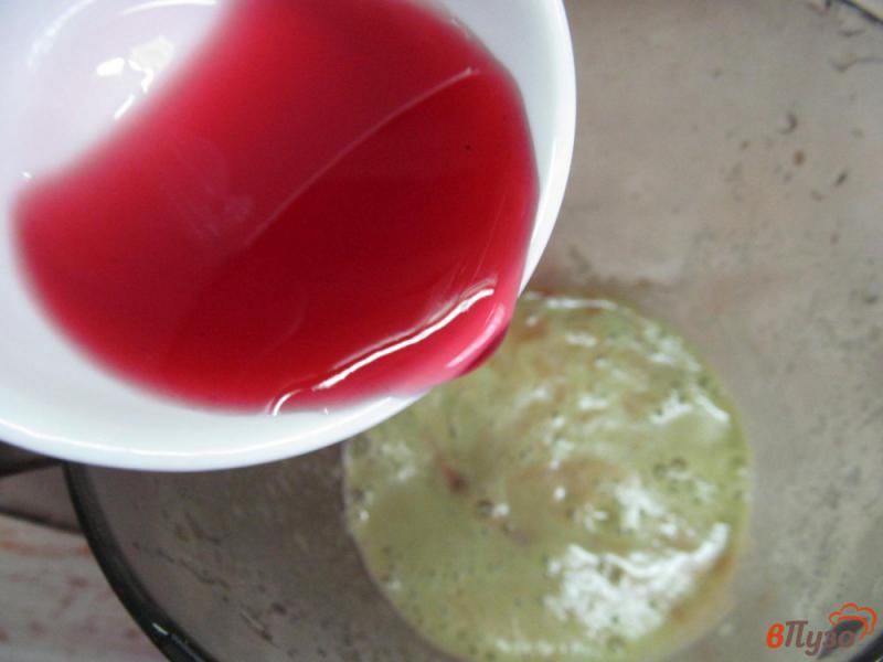 Фото приготовление рецепта: Сок из огурца и яблока с сиропом шаг №3