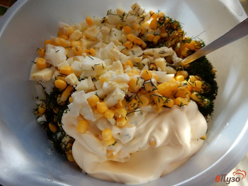 Фото приготовление рецепта: Салат с крабовым мясом, сыром и кукурузой шаг №7