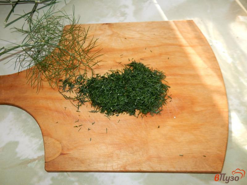 Фото приготовление рецепта: Салат с крабовым мясом, сыром и кукурузой шаг №6