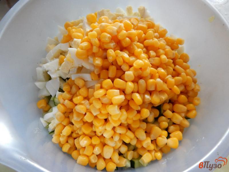 Фото приготовление рецепта: Салат с крабовым мясом, сыром и кукурузой шаг №5