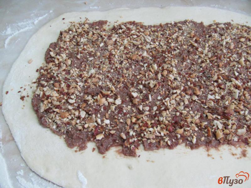 Фото приготовление рецепта: Пирог с шоколадной пастой и красной смородиной шаг №3