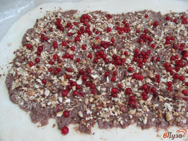 Фото приготовление рецепта: Пирог с шоколадной пастой и красной смородиной шаг №4