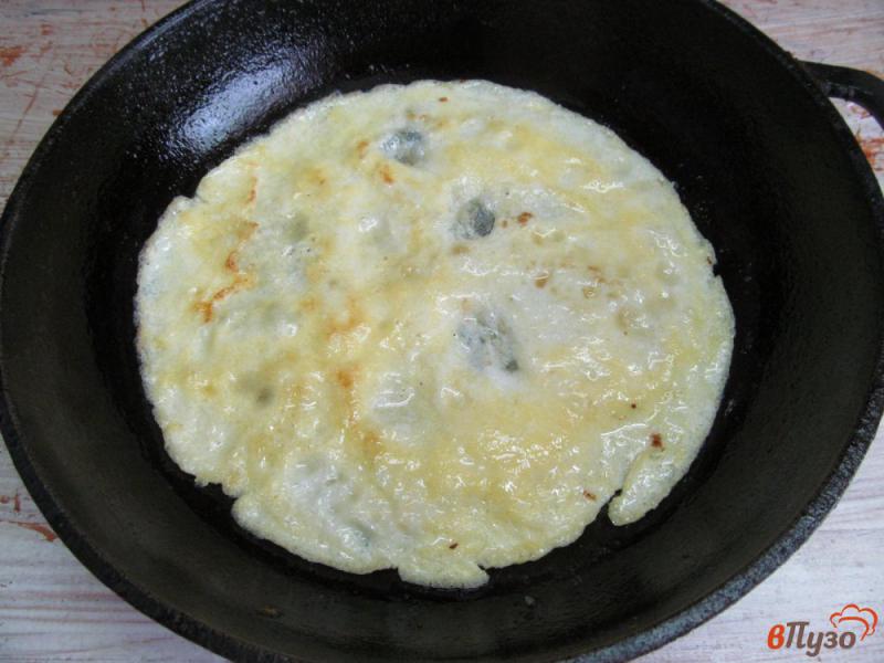 Фото приготовление рецепта: Салат из фунчозы с яичными блинами шаг №6