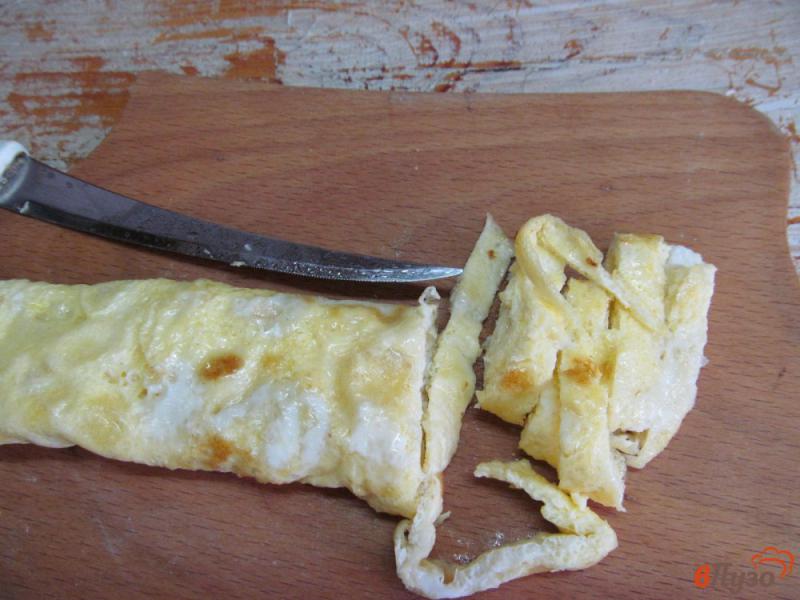 Фото приготовление рецепта: Салат из фунчозы с яичными блинами шаг №7