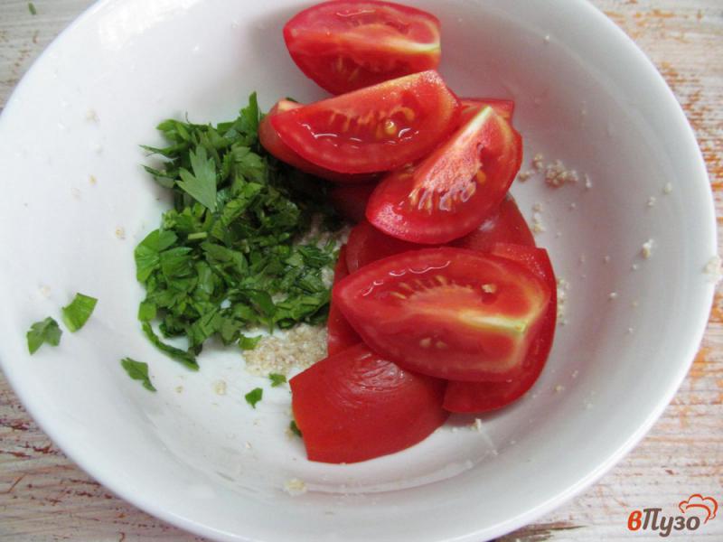Фото приготовление рецепта: Томатный салат с отрубями и семенами чиа шаг №2