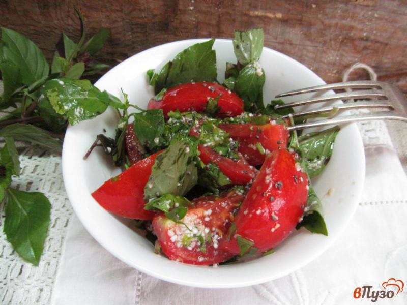 Фото приготовление рецепта: Томатный салат с отрубями и семенами чиа шаг №5