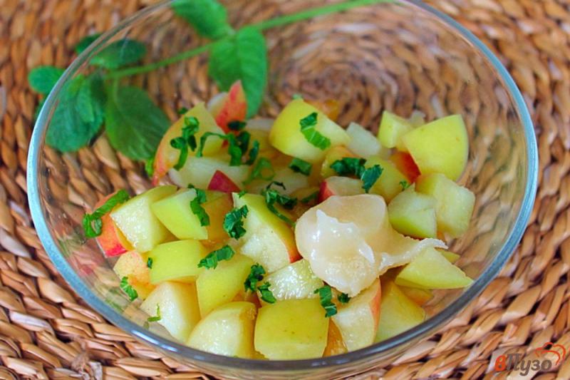 Фото приготовление рецепта: Фруктовый салат из дыни и персика с семенами льна шаг №3