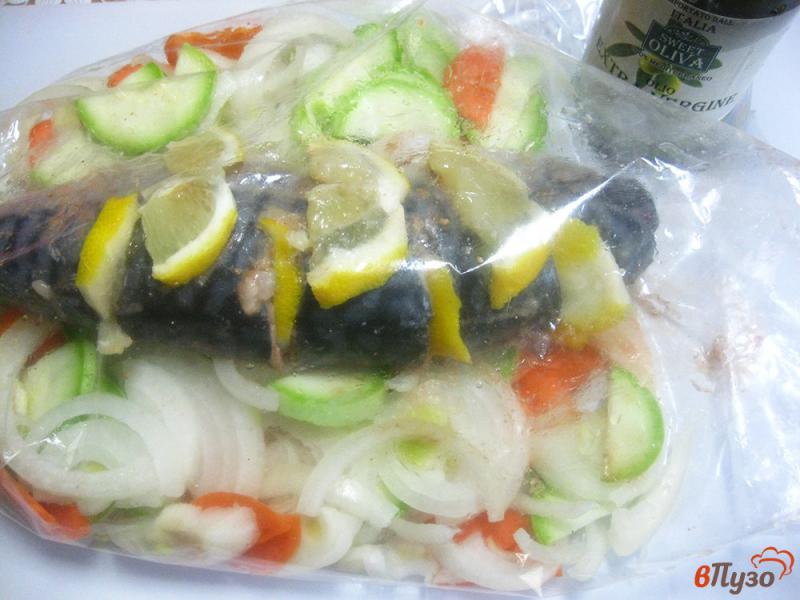 Фото приготовление рецепта: Запеченная скумбрия с кабачком, луком, морковью шаг №5